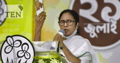 பெகாசஸ் உளவு மென்பொருள் விவகாரம் – செல்போன் கேமராவை டேப் போட்டு ஒட்டிய மம்தா பானர்ஜி..!!